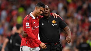 Cristiano Ronaldo habla con Benni McCarthy, entrenador de delanteros en el Manchester United.