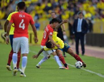 Cristian Ramírez disputa un balón con Charles Aranguiz.