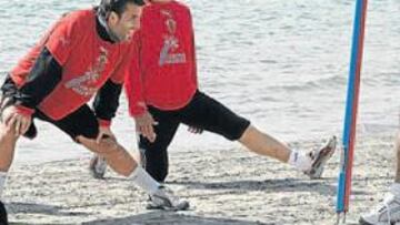 <b>VUELVE. </b>Katxorro, que ayer se entrenó con sus compañeros en la playa de Santa Pola, vuelve a la que fue su casa.