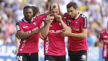 Los jugadores del Albacete celebran un gol.