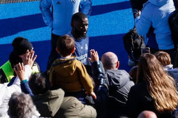 Los jugadores del Real Madrid al final del entrenamiento  atendieron a los aficionados que se dieron cita en el Di Stéfano, un día especial para la comunión del madridismo.