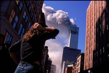 Multitudes conmocionadas en el centro de Manhattan observan las torres del World Trade Center en llamas en la ciudad de Nueva York el 11 de septiembre de 2001.