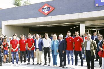 La presidenta de la Comunidad, Cristina Cifuentes, junto al presidente del Atlético de Madrid, Enrique Cerezo, y el entrenador del equipo, Diego Pablo Simeone y varios jugadores de la plantilla rojiblanca ,durante el acto de promoción del uso del metro pa