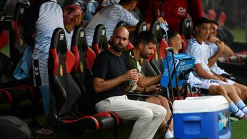 Claudio Giráldez sentado en el banquillo del Celta en Son Moix.