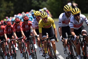 Giulio Ciccone con el maillot amarillo. 