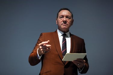 Kevin Spacey encarnó a Frank Underwood, el presidente de Estados, en la ficción, que más se ha acercado a Donald Trump. Underwood representa a un presidente con un colmillo retorcido hasta límites insospechados, hasta el punto de querer parar unas elecciones el mismo día de la votación. El asalto al Capitolio podría haber sido ideado por Underwood y hubiera parecido una sobreactuación si no hubiera existido Trump.
