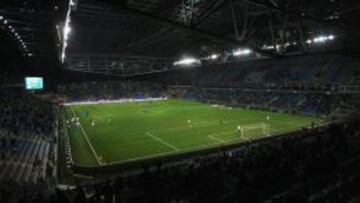 El Astana Arena, con su cubierta retráctil, durante un partido de su selección.