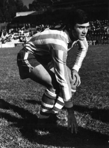 Comenzó a tener contacto con el fútbol en 1957 en el equipo "Pulqui", de su barrio. En 1960 debutó en la quinta división de River Plate. Posteriormente pasó a formar parte de la plantilla del Racing Club de Avellaneda. Debutó en enero de 1964 en Santiago de Chile frente al Flamengo. Comenzó a jugar de segundo marcador central, sobre la izquierda.