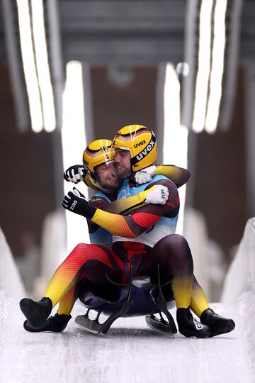 Tobias Wendl y Tobias Arlt del equipo de Alemania celebran la victoria durante la Luge Doubles Run de los Juegos Olímpicos de Invierno de Beijing 2022.