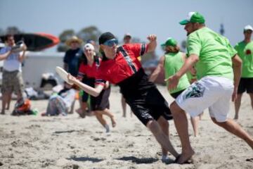 Los jugadores no pueden caminar ni correr mientras tengan el disco en las manos. El Ultimate es distinguido por su principio del "Espíritu de Juego", su alto rendimiento y la alegría del juego. El ultimate recoge elementos del fútbol, del baloncesto y del fútbol americano, sustituyendo el balón por un disco volador (frisbee). Una de sus características más llamativas es la ausencia de un árbitro, el deporte se regula por el espíritu deportivo de cada jugador y equipo. Sus orígenes se remontan al ámbito universitario estadounidense de los años 60, introduciéndose en Europa a principios de los años 80. A nivel mundial se estima que hay unos 300 000 jugadores distribuidos en aproximadamente 5000 equipos.