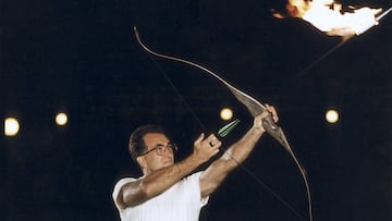 Antonio Rebollo lanzando la flecha de fuego rumbo al pebetero ol&iacute;mpico de Barcelona 1992. 