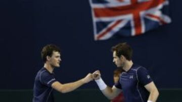 Jamie y Andy Murray durante el partido ante Nishioka y Uchiyama.