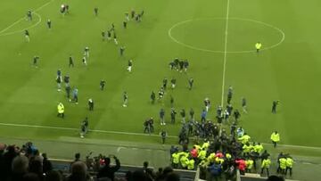 Ultras del Le Havre invaden el campo para agredir a su equipo