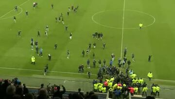 Hinchas del Le Havre invaden el campo para agredir a su equipo