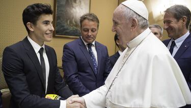 El Papa Francisco saluda a Marc Márquez. La visita se produjo en 2018, antes del GP de San Marino de ese año. Márquez, por entonces con 4 títulos mundiales de MotoGP. Ese fin de semana Márquez terminó segundo la carrera en el circuito de Misano, pero ganaría ese año el título mundial, y también el del año siguiente.