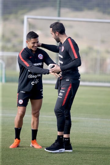 El cariñoso recibimiento que tuvo Bravo en su llegada a la Roja