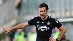 ELDA (ALICANTE), 25/06/2023.- El entrenador del Real Madrid Castilla, Raúl González, da instrucciones a sus jugadores durante el partido de vuelta de la final de la fase de ascenso a LaLiga SmartBank entre el CD Eldense y el Real Madrid Castilla, este domingo en el Estadio Municipal Nuevo Pepico Amat en Elda, Alicante. EFE/ Biel Aliño
