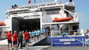 VIAJE DE DOS HORAS EN FERRY A BURSA. La curiosidad de la jornada llegó con el desplazamiento entre sedes del Mundial, de Estambul a Bursa. El medio de transporte fue el ferry, en el que los técnicos jugaron aldominó para matar el tiempo.
