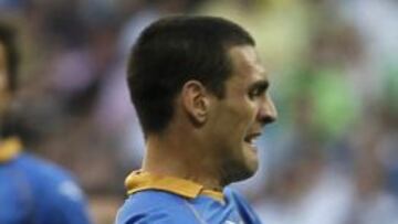 El delantero francés del Real Madrid Karim Benzemá (d) y el defensa del Getafe Álvaro Arroyo (i).