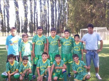 Bairo Riveros (abajo a la derecha), junto a su equipo de barrio La Capilla.