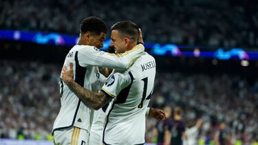 MADRID, 08/05/2024.- Los jugadores del Real Madrid, el inglés Jude Bellingham (i) y Joselu, celebran el primer gol del equipo madridista durante el encuentro correspondiente a la vuelta de las semifinales de la Liga de Campeones que disputan hoy miércoles Real Madrid y Bayern de Munich en el estadio Santiago Bernabéu, en Madrid. EFE / Juanjo Martín.