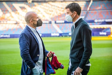 Paco López posa junto a Javi Gracia en el Ciutat de València en la previa del derbi valenciano.