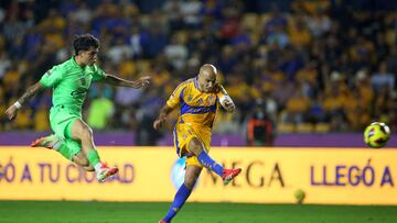 Juarez's midfielder #05 Denzell Garcia and Tigres' Argentine midfielder #19 Guido Pizarro fight for the ball during the Liga MX Clausura football match between Tigres and Juarez at the UANL University Stadium in Monterrey, Mexico on February 25, 2025. (Photo by Julio Cesar AGUILAR / AFP)