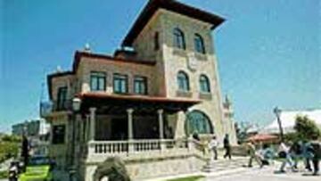 <b>YA ESTÁ LISTA LA NUEVA SEDE</B>. La directiva viguesa sale de las nuevas dependencias del Celta en pleno centro de Vigo.