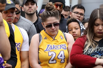 Seguidores de los Los Angeles Lakers y del mundo del baloncesto en general se han reunido en los alrededores del Staples para dar el último adiós a Kobe.