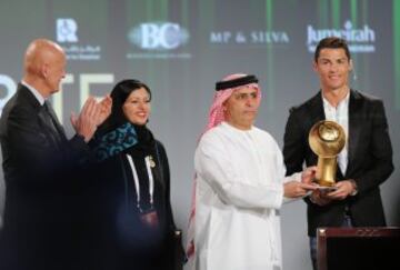 Cristiano Ronaldo recibe el premio 'Globe Soccer' en Dubai