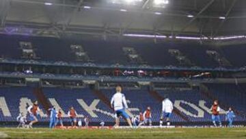 <b>TOMA DE CONTACTO. </b>Los jugadores del Valencia se ejercitaron ayer por la tarde en el estadio en el que hoy quieren hacer historia.