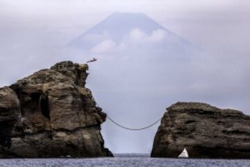 El saltador colombiano Orlando Duque realiza un salto de 15 metros con el Monte Fuji de fondo. La estampa es preciosa.