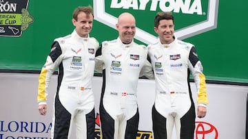 Los pilotos Antonio Garc&iacute;a (i), Jan Magnussen (c) y Mike Rockenfeller del equipo &quot;Corvette Racing&quot; posan en la Rolex 24 Horas.