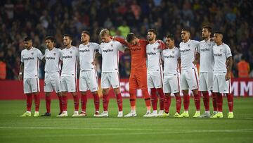 Los jugadores del Sevilla guardan un minuto de silencio antes del encuentro ante el Barcelona.