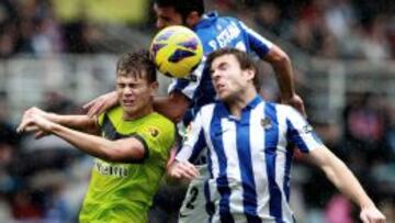 Los jugadores de la Real Sociedad, Daniel Estrada (c) y Asier Illarramendi (d), luchan un bal&oacute;n con el delantero italiano del Espanyol, Samuele Longo (i), durante el partido correspondiente a la d&eacute;cima jornada de la Liga de Primera Divisi&oacute;n que ambos equipos disputan hoy en el estadio de Anoeta, en San Sebasti&aacute;n. EFE/Juan Herrero