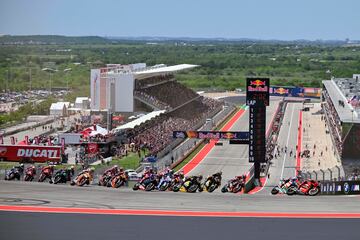 El grupo de pilotos, en el inicio de la carrera, toman la primera curva del circuito en el Gran Premio de Las Américas.