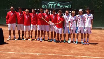 Los jugadores de Espa&ntilde;a posan con el trofeo de campeones de Europa de tenis en categor&iacute;a infantil.