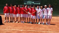 Los jugadores de Espa&ntilde;a posan con el trofeo de campeones de Europa de tenis en categor&iacute;a infantil.