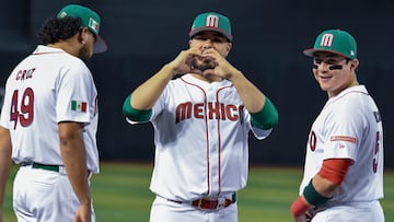 Phoenix (United States), 11/03/2023.- Manuel Barreda (C) of Mexico signals someone in the crowd as he lines up for a game with Colombia Pool C game of the 2023 World Baseball Classic at Chase Field in Phoenix, Arizona, USA, 11 March 2023. (Estados Unidos, Fénix) EFE/EPA/Rick D'Elia