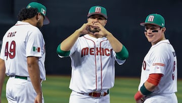 Phoenix (United States), 11/03/2023.- Manuel Barreda (C) of Mexico signals someone in the crowd as he lines up for a game with Colombia Pool C game of the 2023 World Baseball Classic at Chase Field in Phoenix, Arizona, USA, 11 March 2023. (Estados Unidos, Fénix) EFE/EPA/Rick D'Elia
