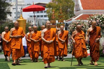 Monjes budistas en procesión durante el funeral por Vichai Srivaddhanaprabha, dueño del Leicester y fundador de la empresa de Duty-free King Power.