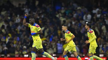 MEX3660. CIUDAD DE MÉXICO (MÉXICO), 02/12/2023.- Julián Quiñones (i) del América, celebra un gol anotado al León durante un juego de vuelta por los Cuartos de Final del torneo Apertura 2023 de la Liga MX hoy, en el estadio Azteca de Ciudad de México. (México). EFE/Sáshenka Gutiérrez