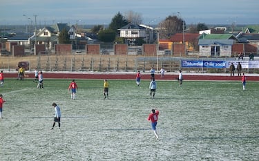 Con nieve y frío, este fue el verdadero partido más austral del mundo