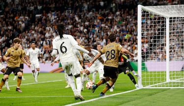 1-2. Pablo Marín se va de Eduardo Camavinga, sobre la línea de fondo, pone el pase atrás y David Alaba desvia el balón hacia su propia portería para batir a Andriy Lunin.