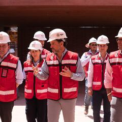 Mikel Arriola y Alejandro Irarragorri recorren instalaciones de la academia de futbol Atlas