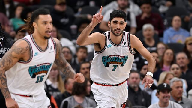 Santi Aldama, junto a su compañero Brandon Clarke, durante un partido contra los Spurs.