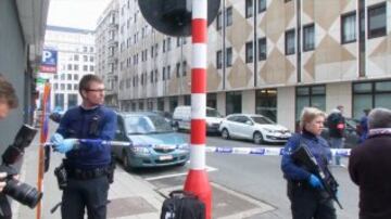 Personal de los servicios de emergencia y la polic¨ªa belga en los alrededores de la estaci¨®n de metro de Bruselas afectada por las segundas explosiones que se sucedieron tras las del aeropuerto.