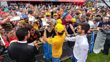Sainz durante la firma de autógrafos en Montmeló.