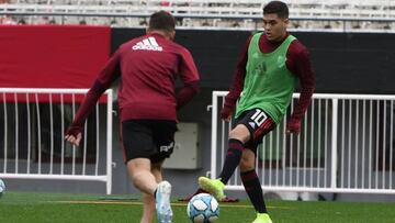 El plantel del Millonario trabajó este jueves por la tarde en el Monumental y luego partió en vuelo chárter hacia Mendoza donde el viernes jugará.