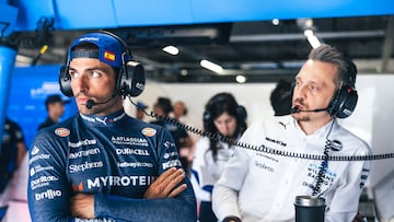 Carlos Sainz, en el box durante el GP de Hungría.